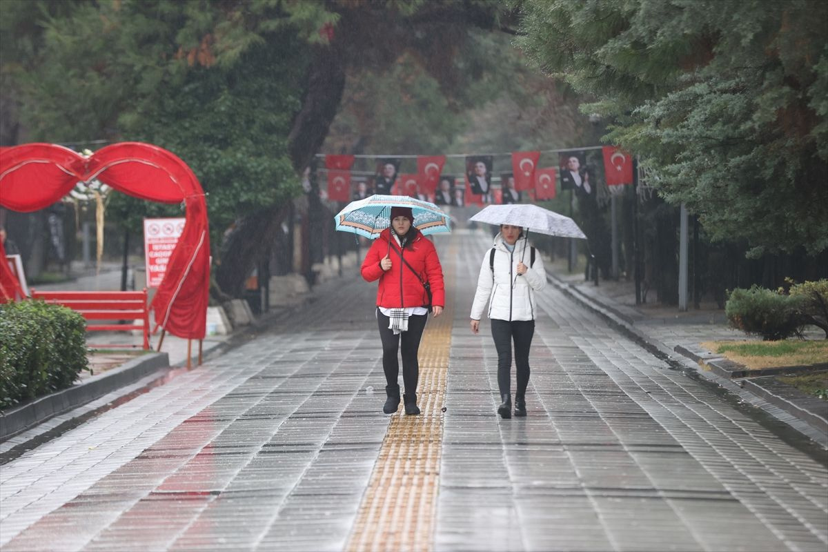 Fırtına, kar ve yağmur! Meteoroloji 17 il için alarm verdi: İşte bölge bölge hava durumu tahminleri