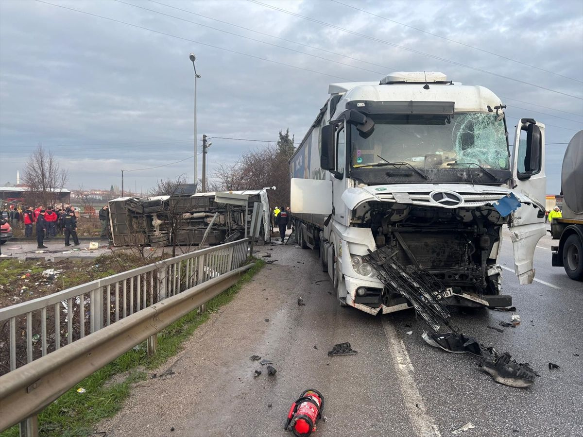 Balıkesir'de feci kaza! Okul servisi ile tır çarpıştı: 5'i ağır 28 yaralı