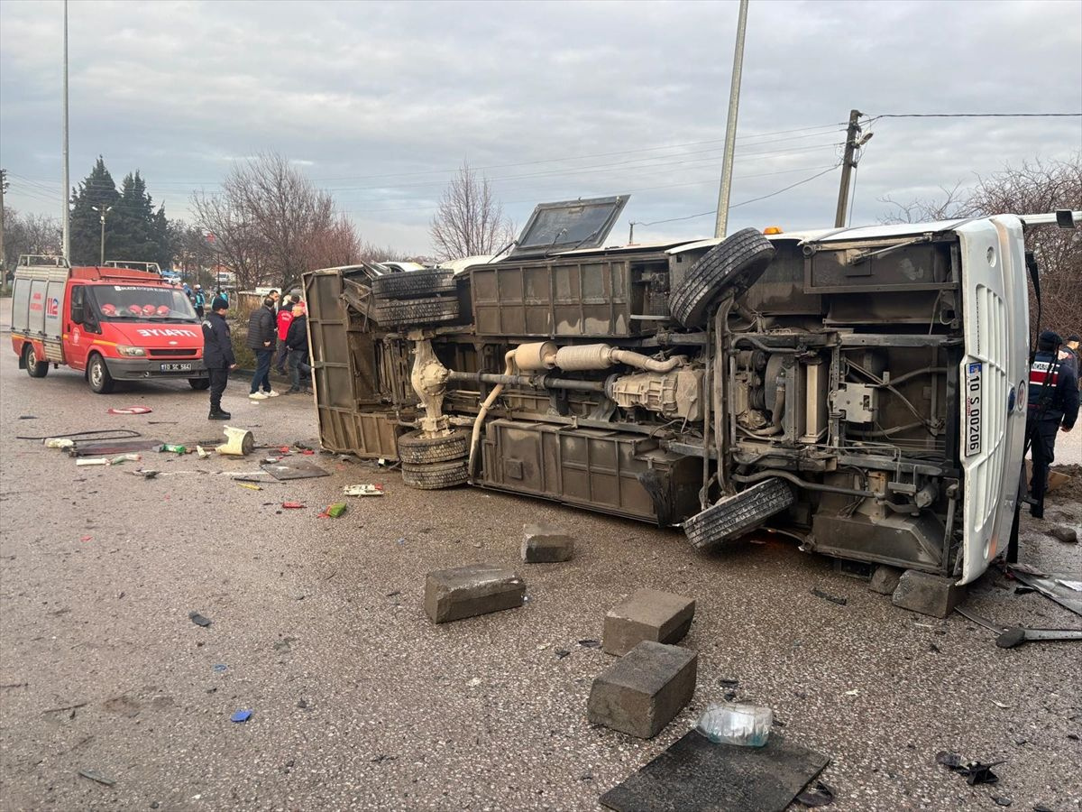 Balıkesir'de feci kaza! Okul servisi ile tır çarpıştı: 5'i ağır 28 yaralı