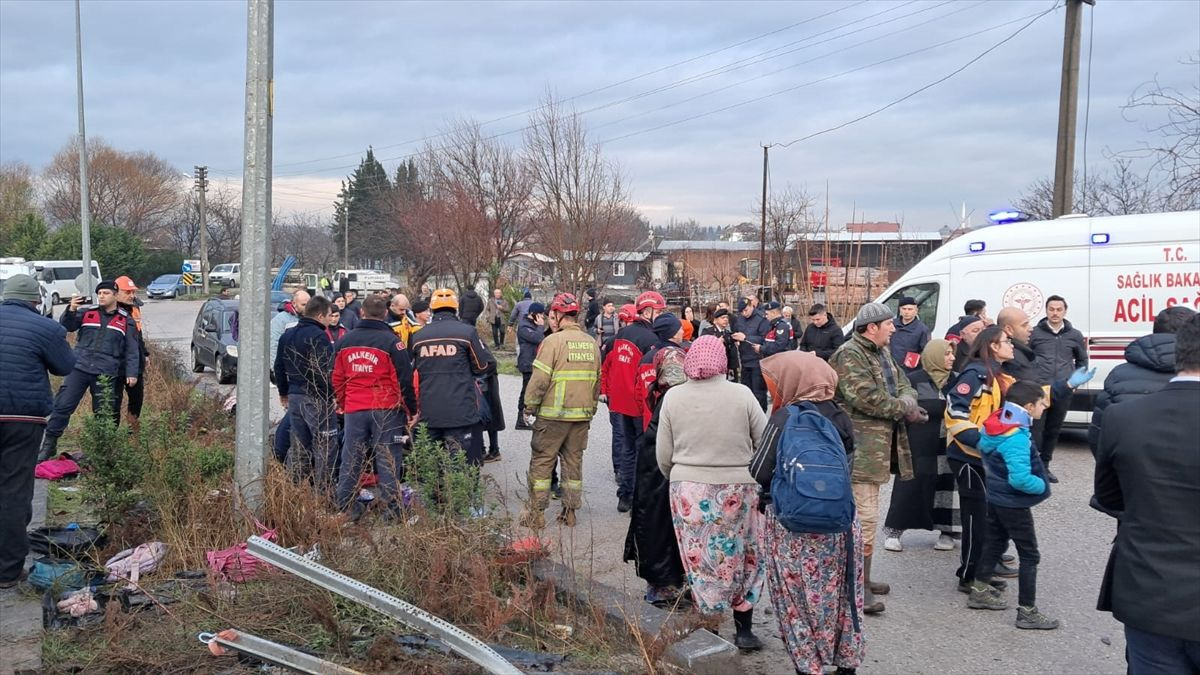 Balıkesir'de feci kaza! Okul servisi ile tır çarpıştı: 8 öğrencinin durumu ağır