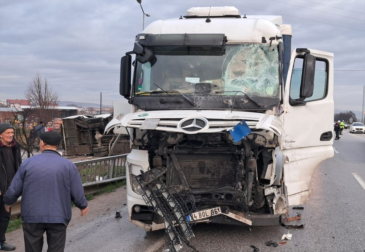 Balıkesir'de feci kaza! Okul servisi ile tır çarpıştı: 5'i ağır 28 yaralı