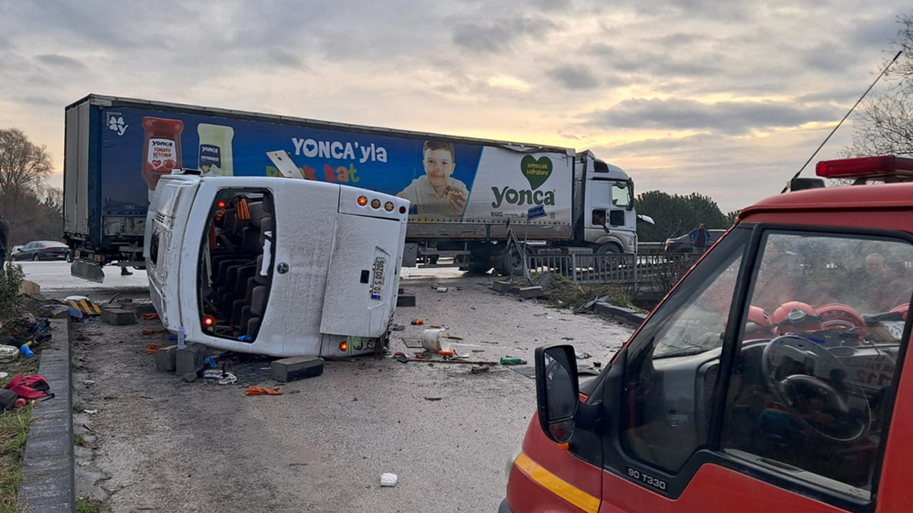 Balıkesir'de feci kaza! Okul servisi ile tır çarpıştı: 8 öğrencinin durumu ağır