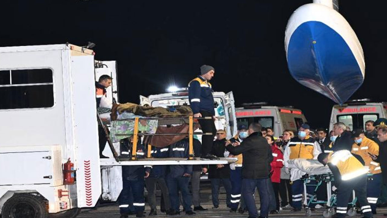 Kazakistan'da düşen uçaktan kurtulan 14 Azerbaycan vatandaşı Bakü'ye getirildi