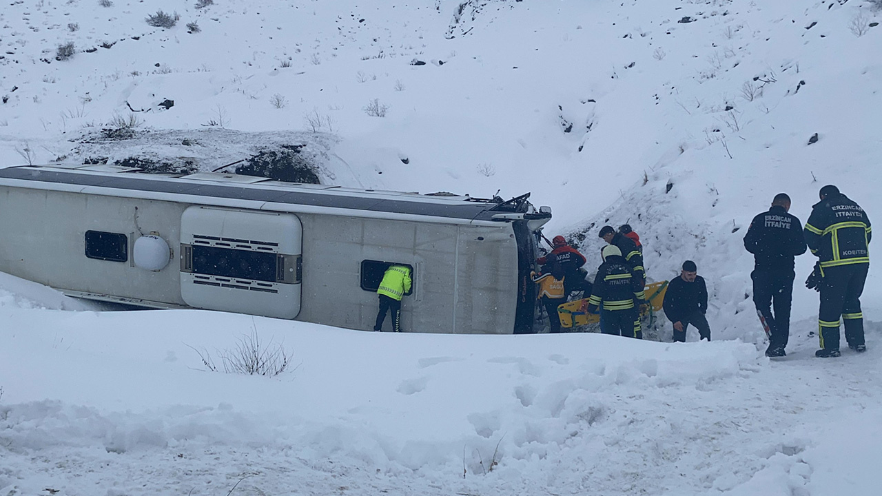 Erzincan'da yolcu otobüsü şarampole devrildi! Yaralılar var