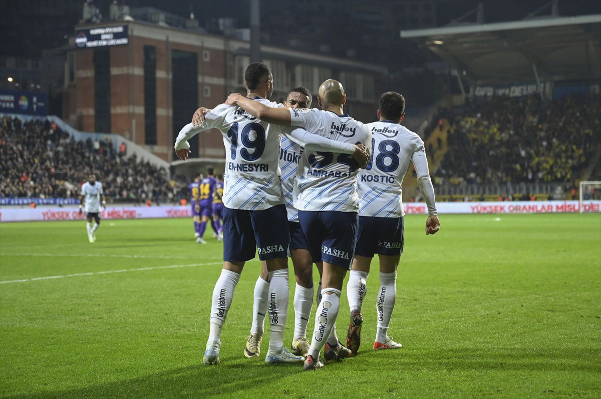 Mourinho üzerlerini çizdi, 5 futbolcuya kapı gözüktü! Fenerbahçe'de ayrılıklar yaşanacak