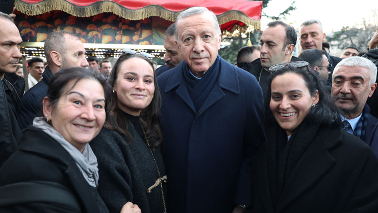 Cumhurbaşkanı Erdoğan Sultanahmet'te vatandaşların kandilini kutladı