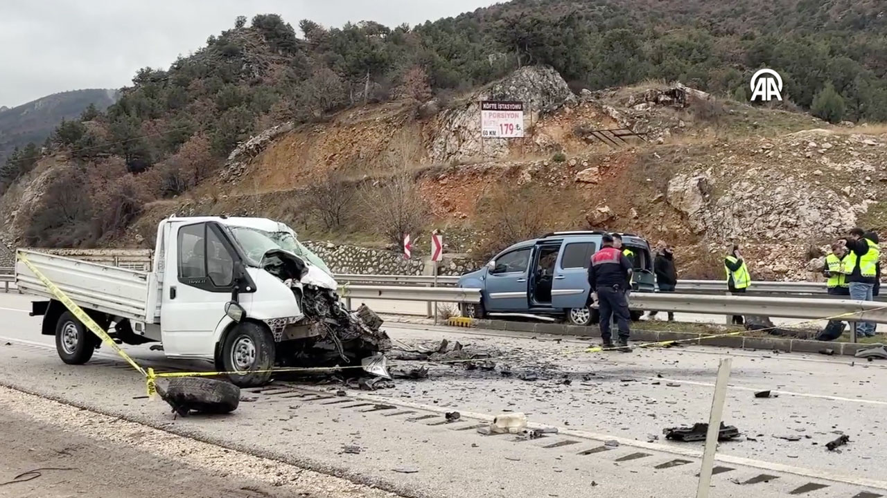 Çorum Osmancık'ta 4 araç kazaya karıştı: 2 ölü 5 yaralı