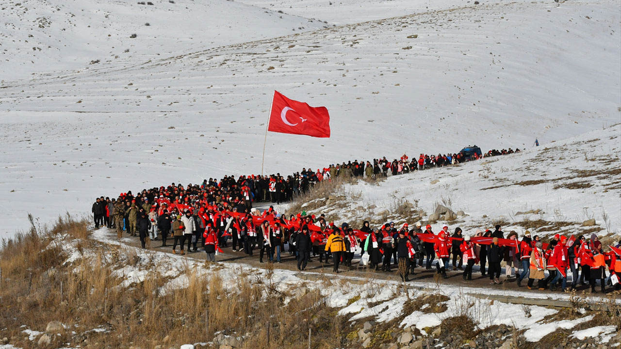 Sarıkamış'da duygu dolu yürüyüş dondurucu havada vatan sevgisiyle ısındılar