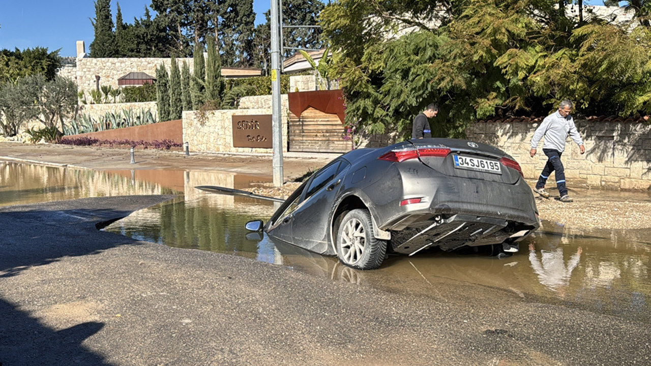 Bodrum'da otomobil, içme suyu hattının patlamasıyla oluşan çukura düştü! Sürücüyü vatandaşlar kurtardı