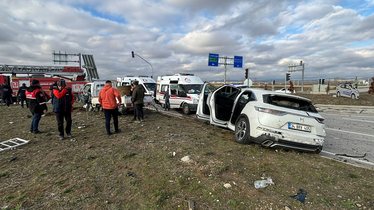 Kırklareli'nde otomobil ile kamyonet çarpıştı: Ölü ve yaralılar var