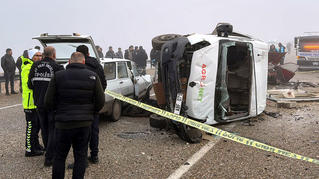 Kırşehir'de işçi servisi ile 2 otomobilin çarpıştığı kazada can pazarı