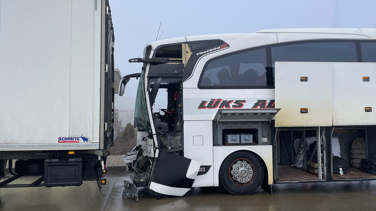 Yolcu otobüsü TIR'a çarptı! Yaralılar var