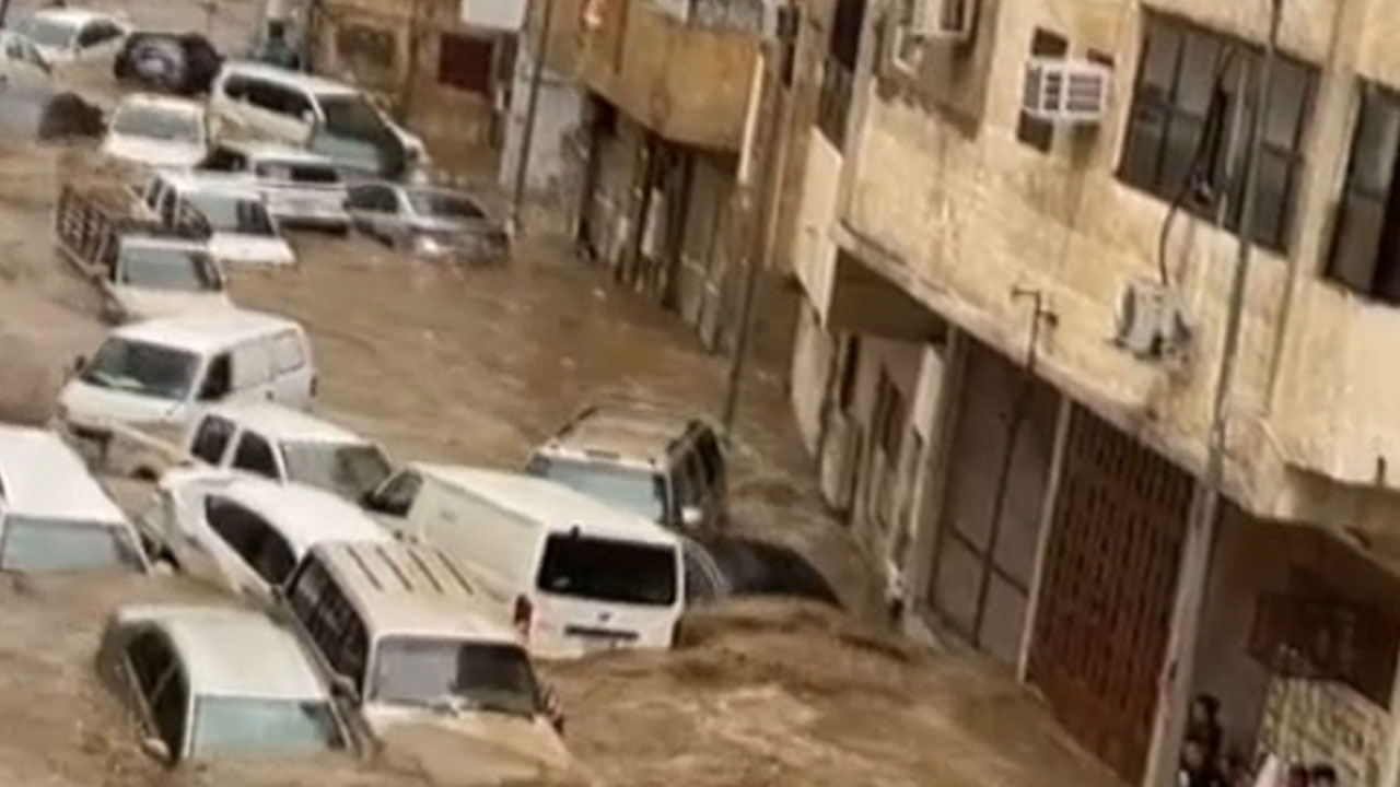 Mekke'de şiddetli yağış sel felaketine yol açtı