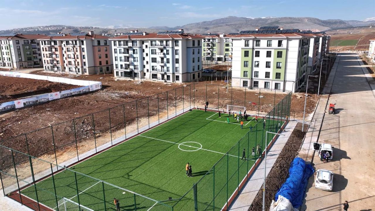 Bakan Kurum, depremzede Hüseyin’e verdiği halı saha sözünü tuttu