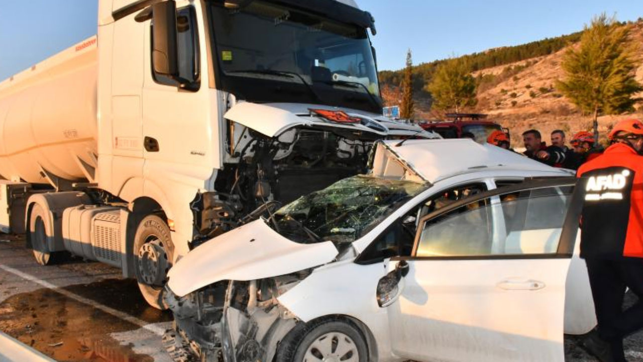 Adıyaman'da yakıt tankeri ile otomobil çarpıştı: 3 ölü