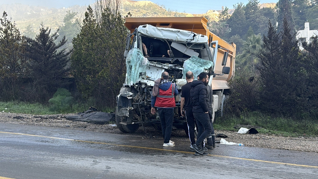 Denizli'de hafriyat kamyonları çarpıştı: 1 ağır yaralı