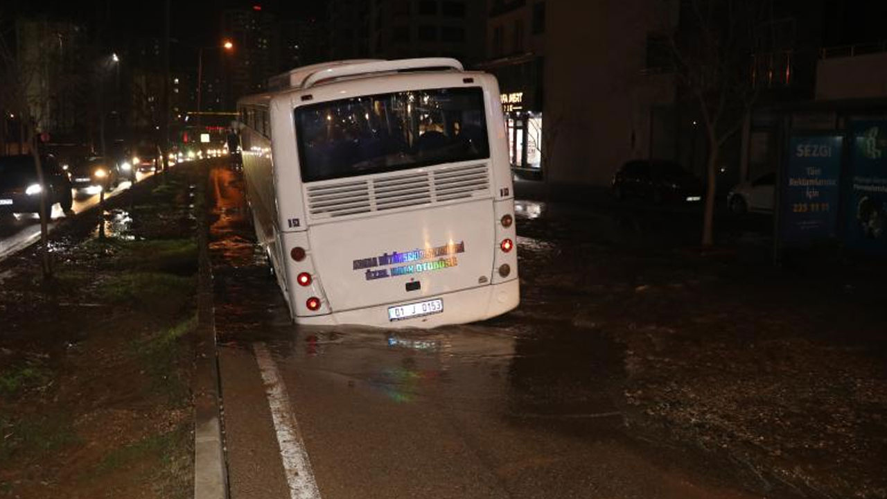 Adana'da su borusu patladı, otobüs çukura düştü