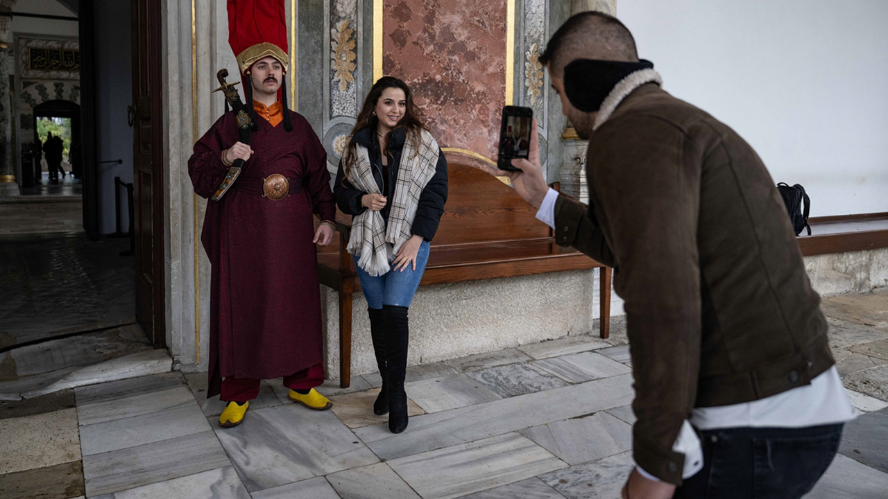 Topkapı Sarayı'nda yeni uygulamaya yoğun ilgi! Jandarmalar "silahtar" kıyafetiyle nöbet tutuyor