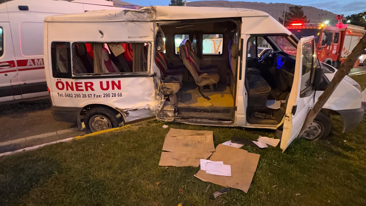 Mardin'de işçi servisi ile kamyon çarpıştı! Yaralılar var