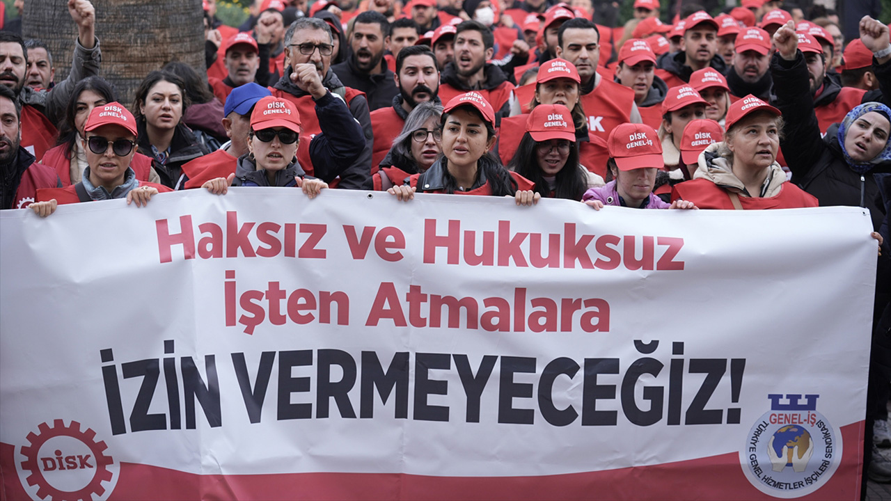 İzmir Büyükşehir Belediyesi'nde ücretsiz izne çıkarılan 158 işçi için başlatılan eylem sürüyor