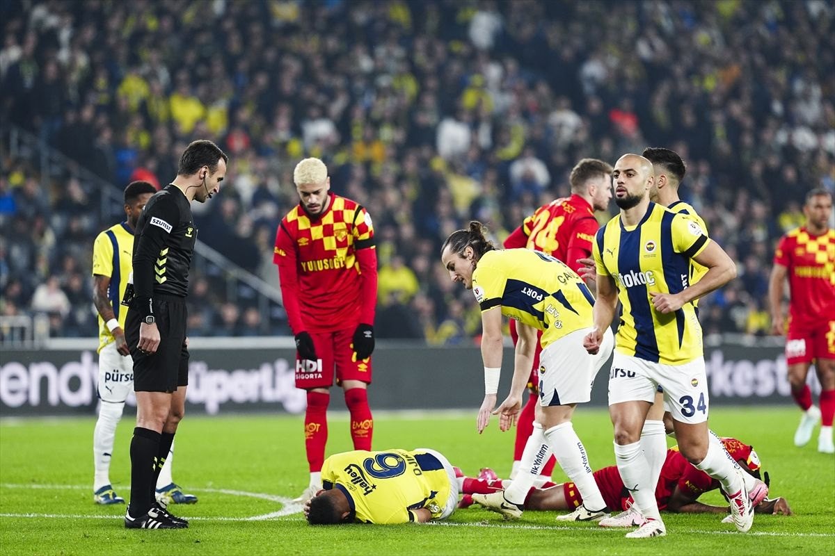 Fenerbahçe'de Djiku, Diego Carlos ve Yusuf Akçiçek'in forma giyemeyeceği süreler belli oldu