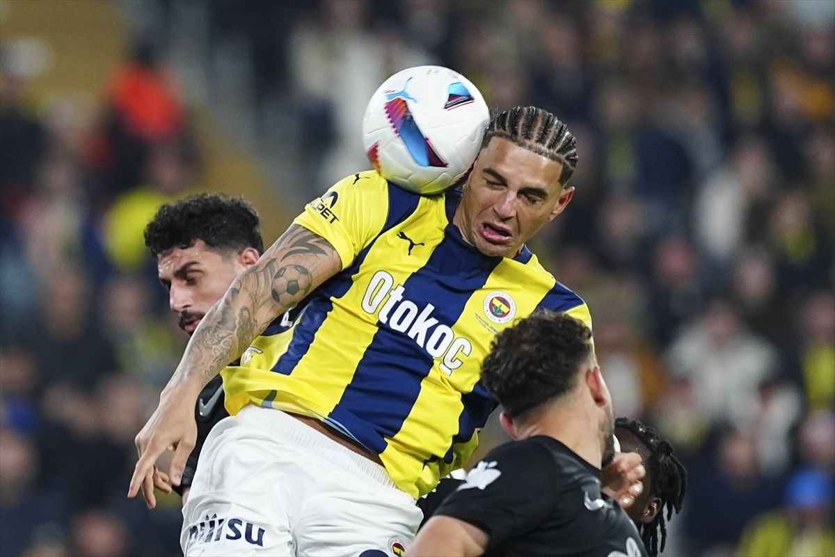 Fenerbahçe'de Djiku, Diego Carlos ve Yusuf Akçiçek'in forma giyemeyeceği süreler belli oldu
