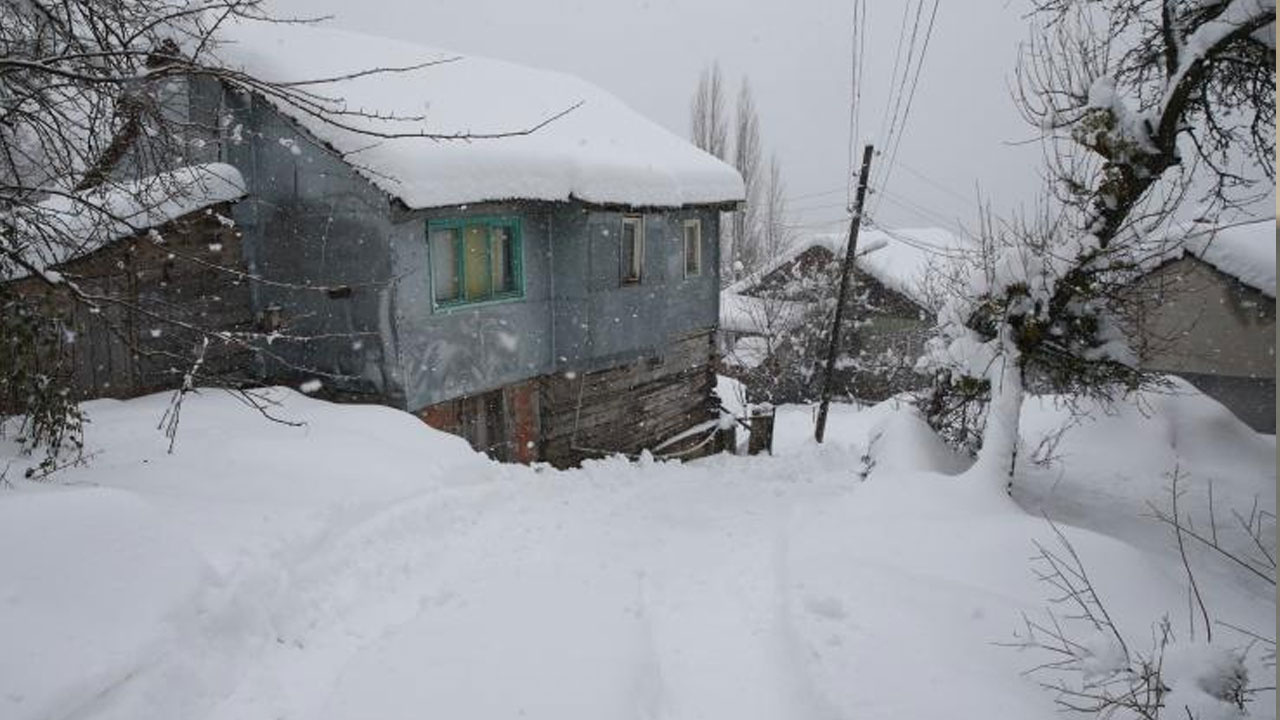 Kastamonu'da kar kalınlığı 60 santimetreyi buldu