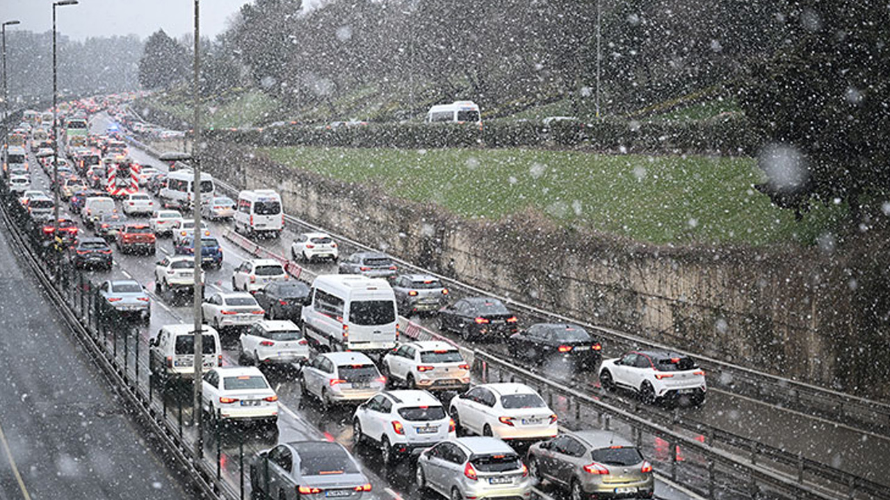 İstanbul'da kar yağışının etkisiyle trafik yoğunluğu yaşanıyor