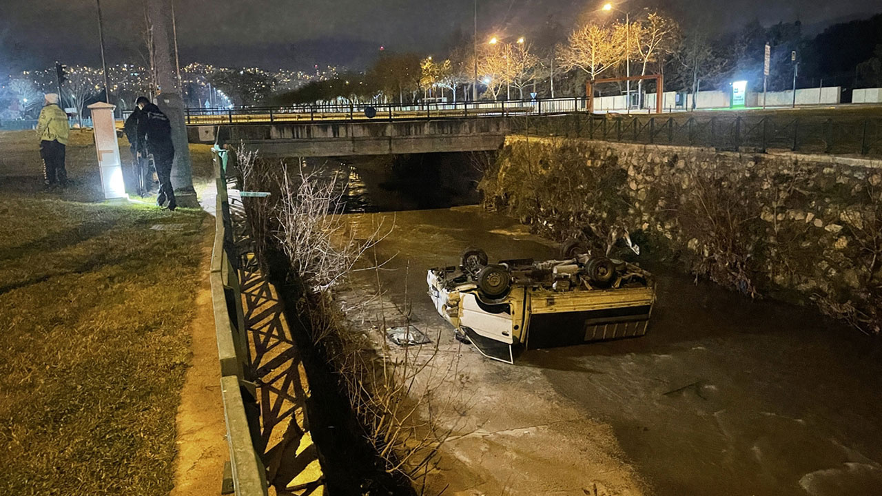 Ankara'da bir sürücü trafikte tartıştığı kişinin aracına beyzbol sopasıyla zarar verdi o anlar kamerada