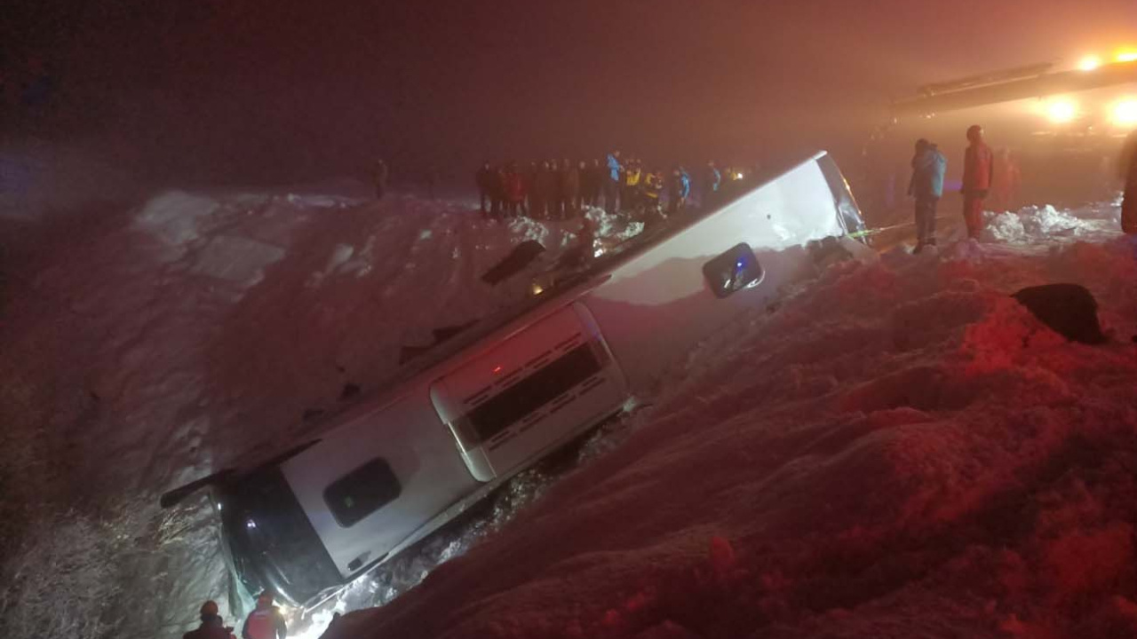 Bingöl’de yolcu otobüsü şarampole devrildi: 4 ölü, 32 yaralı