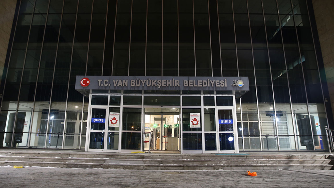 Van Büyükşehir Belediye Başkanı Abdullah Zeydan görevden uzaklaştırıldı yerine Van Valisi Balcı atandı