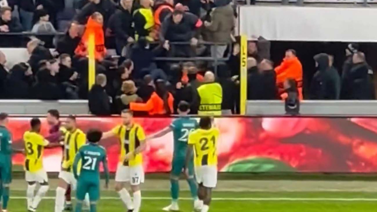 Anderlecht - Fenerbahçe maçında tribün karıştı, hakemler soyunma odasına gitti