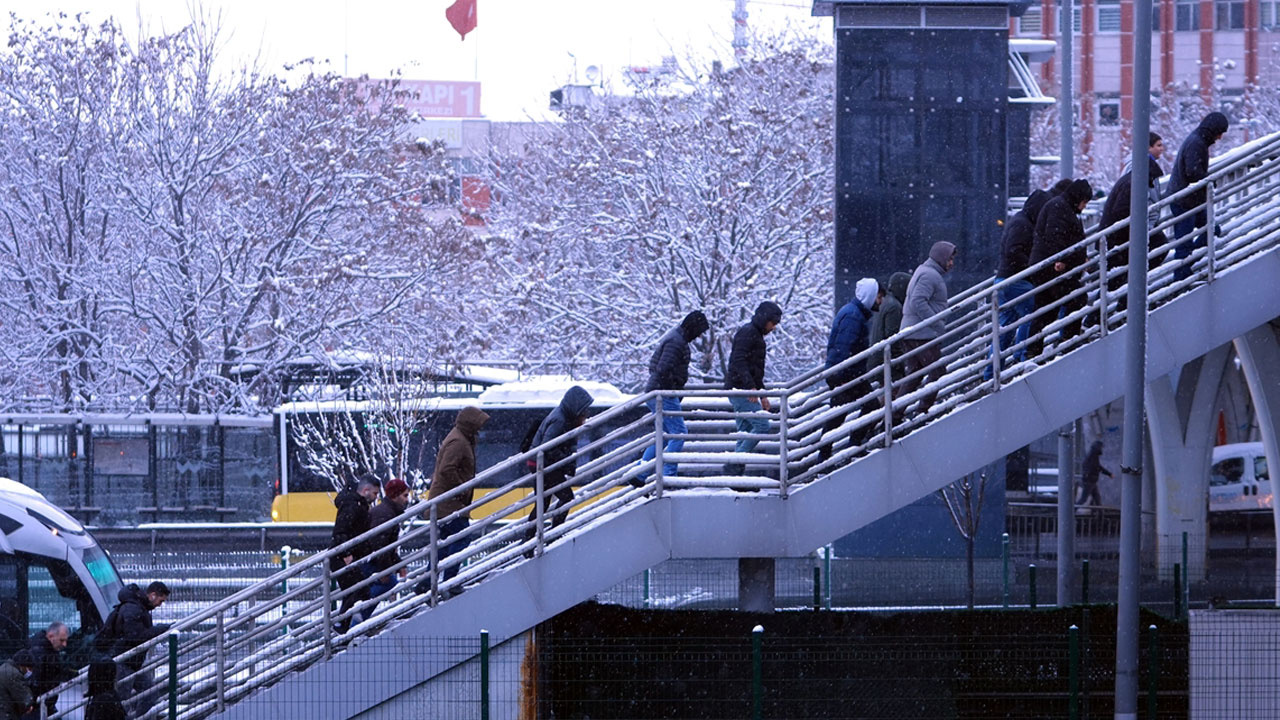 İstanbul karla kaplandı, yollar boş kaldı!