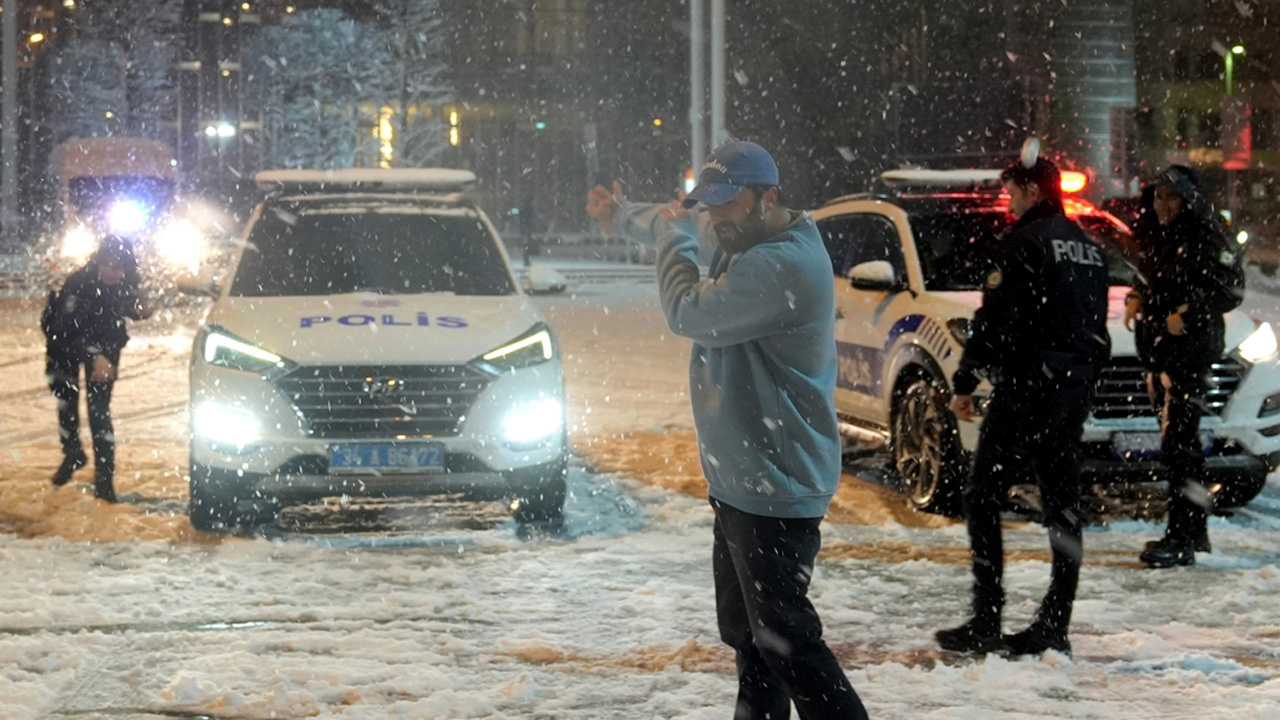 İstanbul Taksim'de polis ile vatandaşlar kar topu oynadı