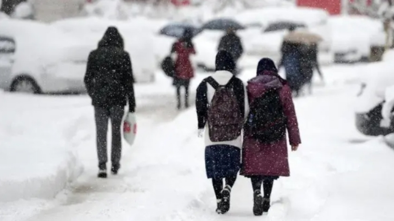 Kar yağışı eğitimi durdurdu! Tatil haberleri peş peşe geldi
