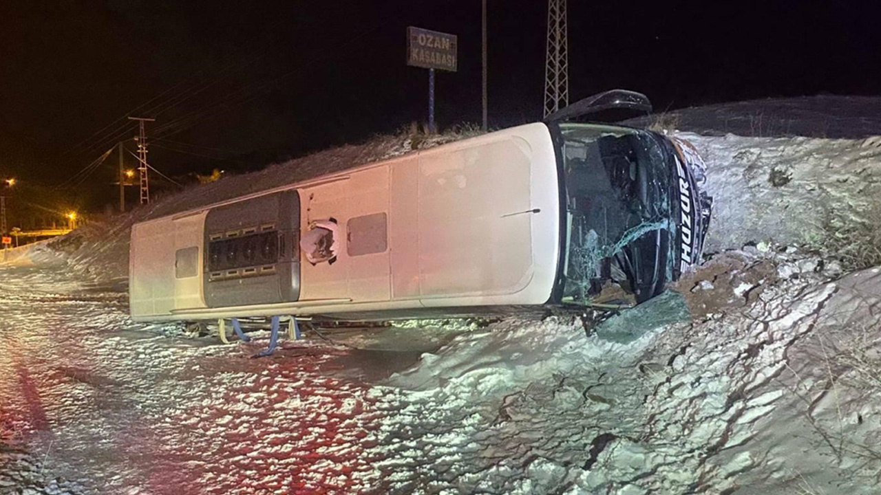 Yozgat'ta yolcu otobüsü devrildi