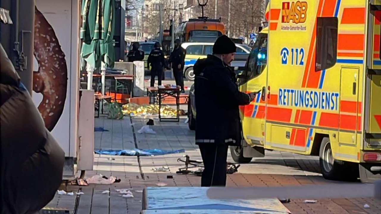 Almanya'da dehşet anları! Araç kalabalığın arasına daldı, ölü ve yaralılar var
