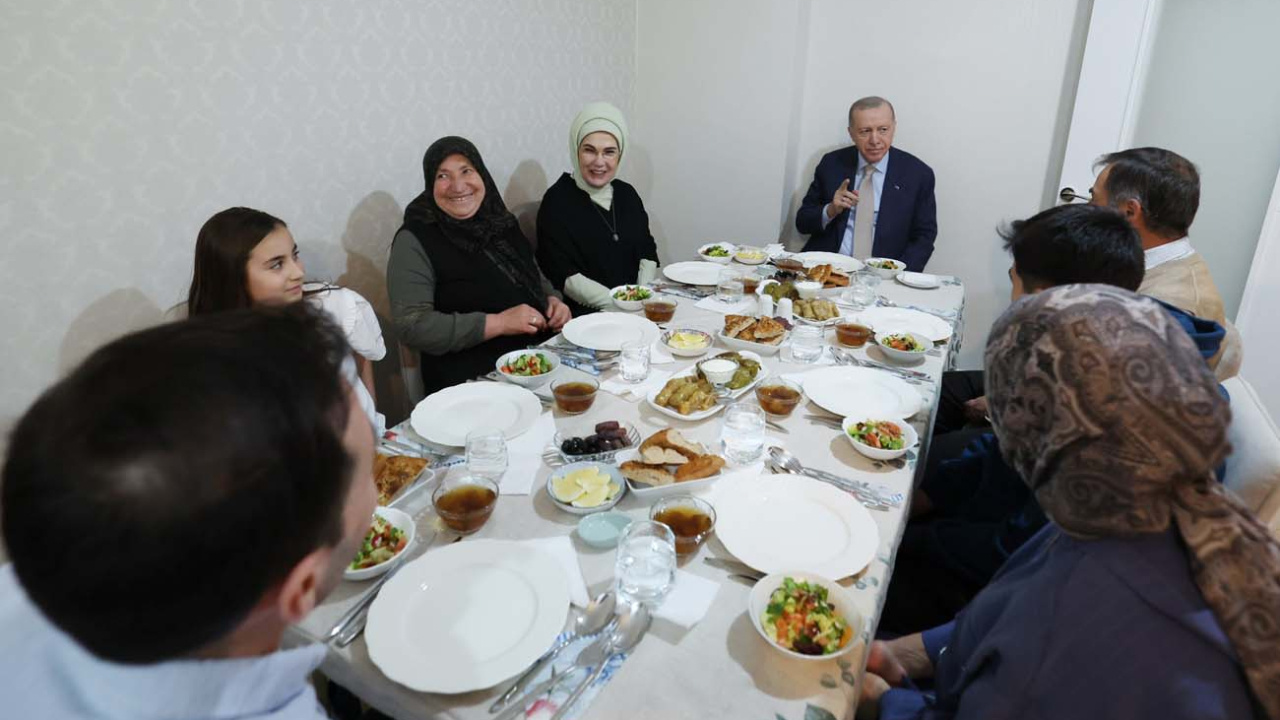 Cumhurbaşkanı Erdoğan ve Emine Erdoğan, iftar sofrasına konuk oldu
