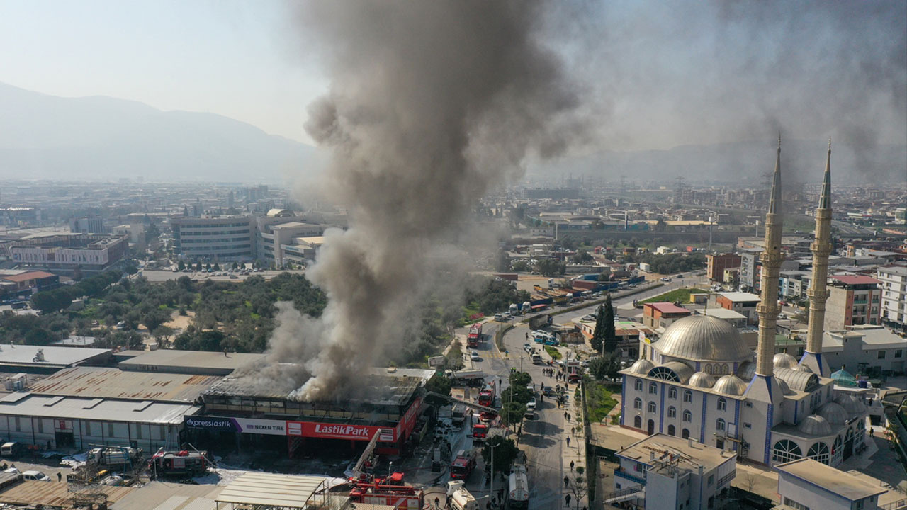 İzmir'de oto lastikçide büyük yangın dumanlar ilçenin pek çok noktasından görüldü