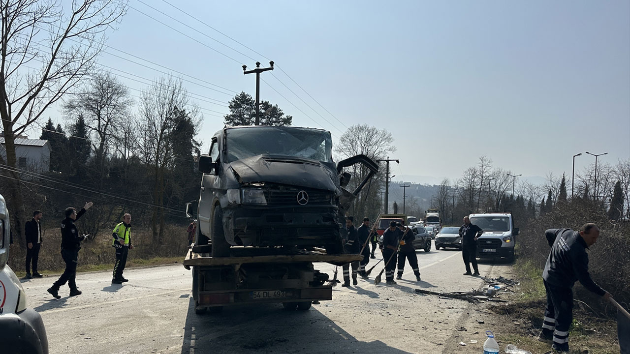 Sakarya'da feci kaza!  5'i çocuk 10 yaralı var