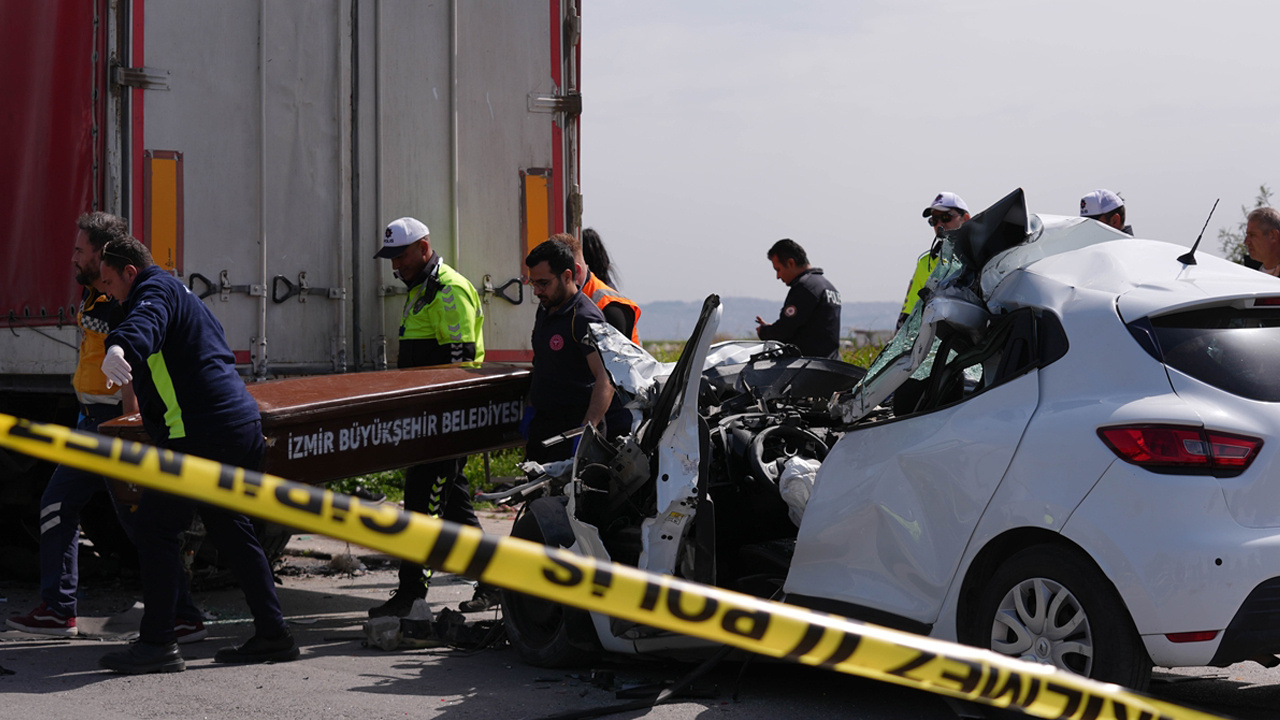 İzmir'de tıra çarpan otomobil sürücüsü öldü