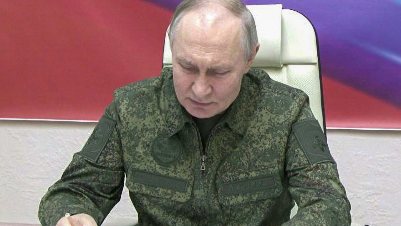 Rusya Devlet Başkanı Putin, askeri üniforma giyerek Kursk'u ziyaret etti