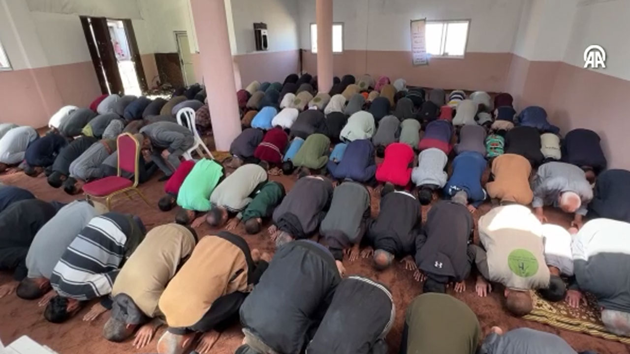 Gazze'de İsrail'in saldırılarında yıkılan bir cami yeniden ibadete açıldı