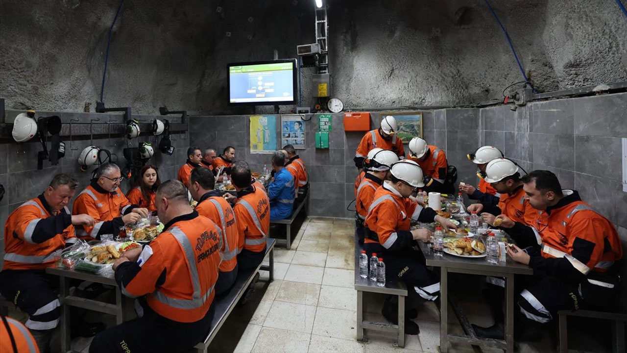 Bakan Işıkhan, İzmir'de maden işçileriyle sahurda bir araya geldi