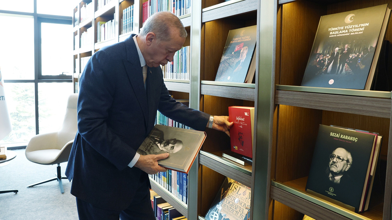 Cumhurbaşkanı Erdoğan, AK Kütüphane'yi ziyaret etti