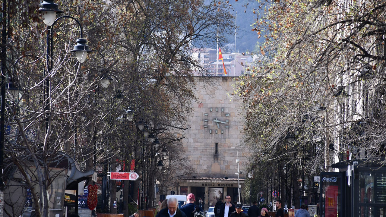 59 kişinin hayatını kaybettiği yangın sonrası bayraklar yarıya indirildi