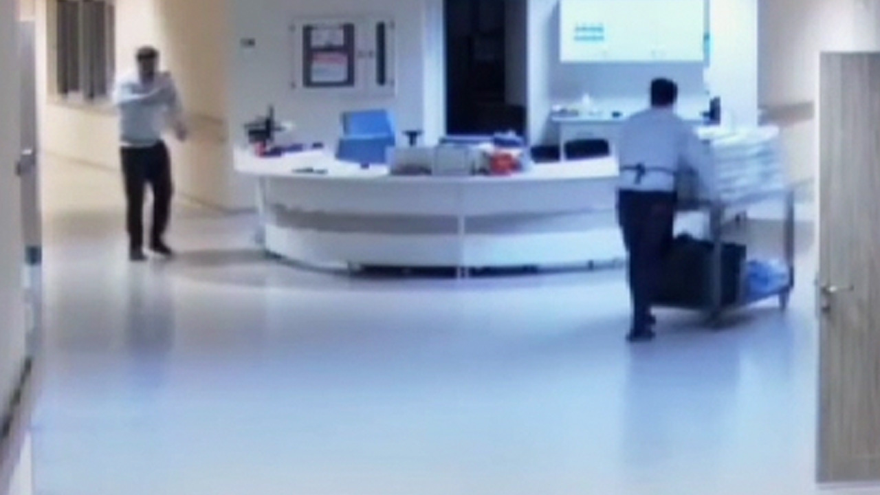 Yemekhane görevlisi hızır gibi yetişti, hasta yakını ölümden döndü: O anlar kamerada