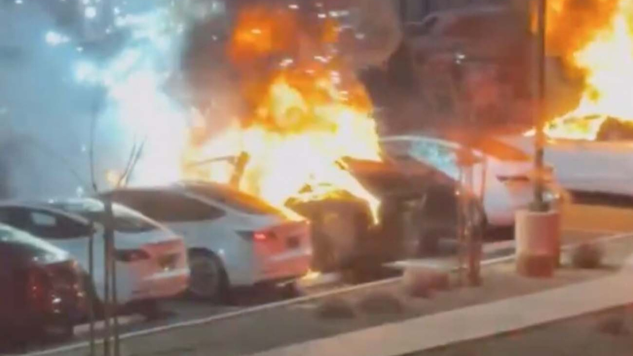 Las Vegas’ta Tesla servisine saldırı: Araçlar ateşe verildi