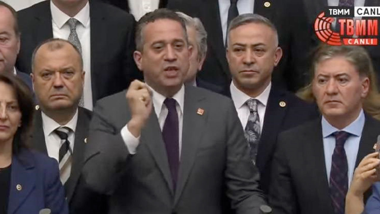 TBMM'de İmamoğlu protestosu CHP'li milletvekilleri kürsüyü işgal etti genel kurul ertelendi