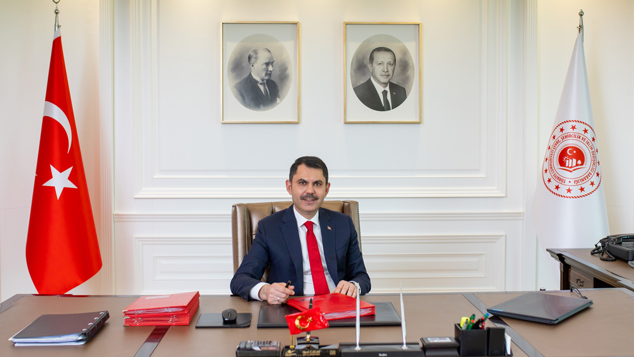 Depremzede çift yeni konutlarına yerleşti! Bakan Kurum paylaştı: Biliyoruz ki attığımız her temelde umut var